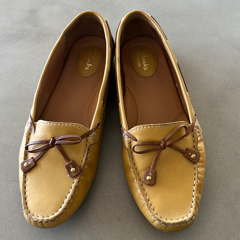 Gently worn size 8.5 leather Clarks Artisan loafers.